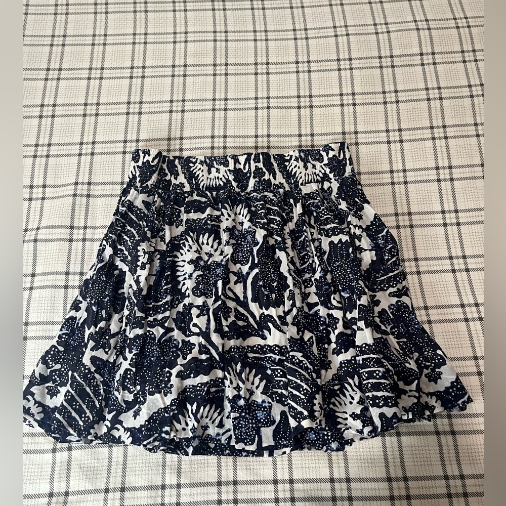 Banana Republic Navy White Batik Floral‎ Smocked Mini Skirt Size M Zipper Back